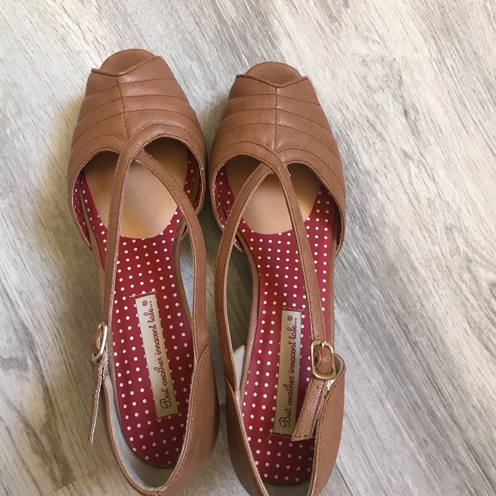 B.A.I.T. (But Another Innocent Tale) 1940’s Inspired Heels Tan w/red inside Sz8 - Picture 4 of 10